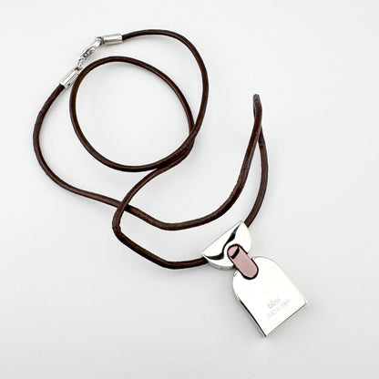 Halskette mit geometrischem Anhänger, braunes Lederband, klarer moderner Stil