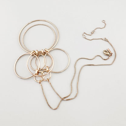 Vergoldete Halskette mit großen Ringen in geometrischer Anordnung