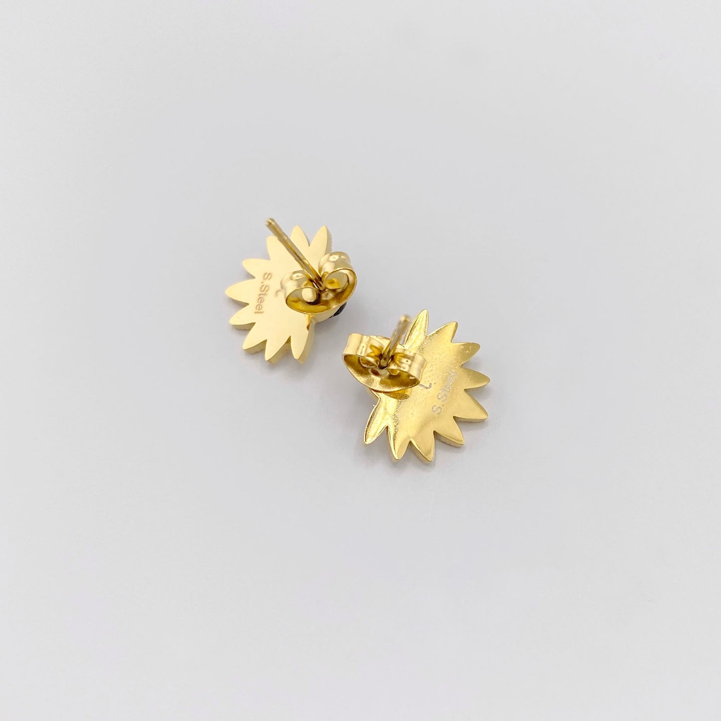 Сережки з агатом у золотистому відтінку з геометричним мотивом