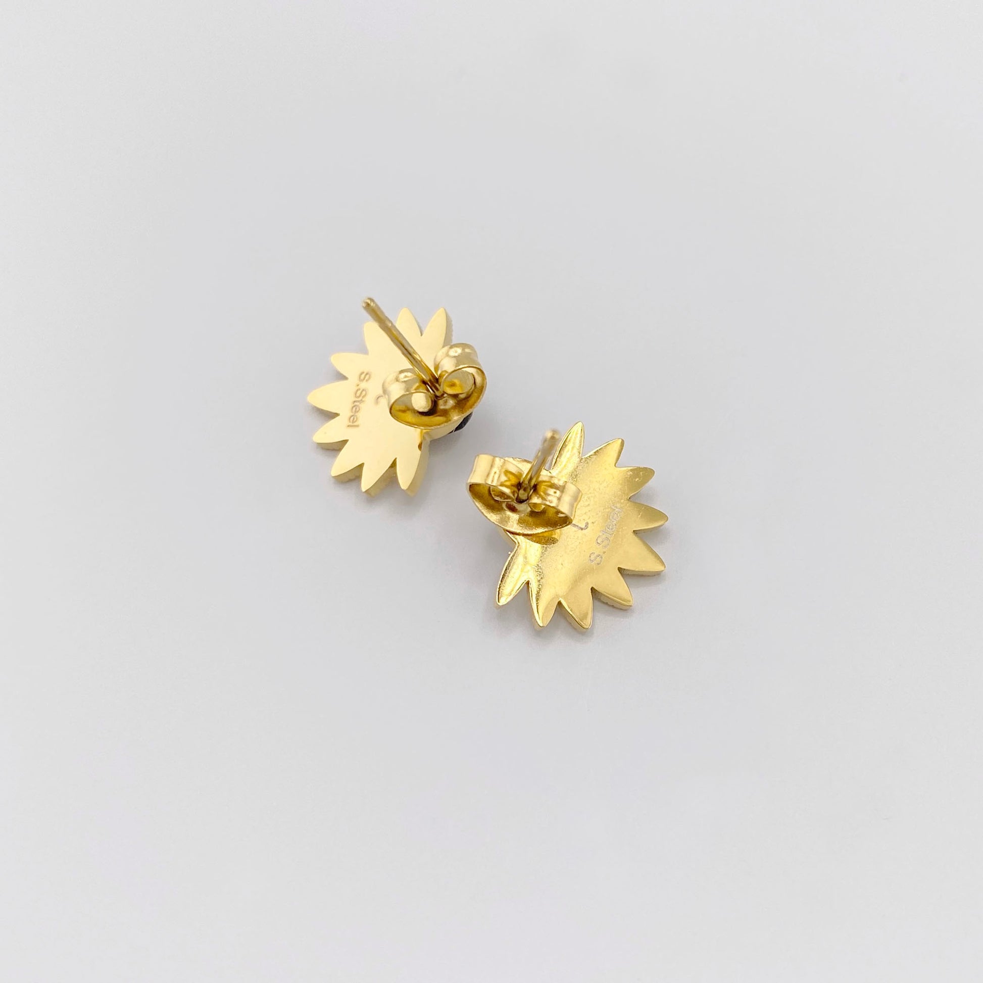 Сережки з агатом у золотистому відтінку з геометричним мотивом