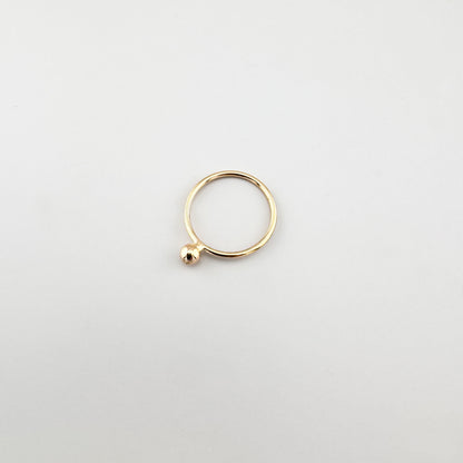 Pozłacany pierścionek LULU Copenhagen z gładką kulką i otwartą, minimalistyczną formą