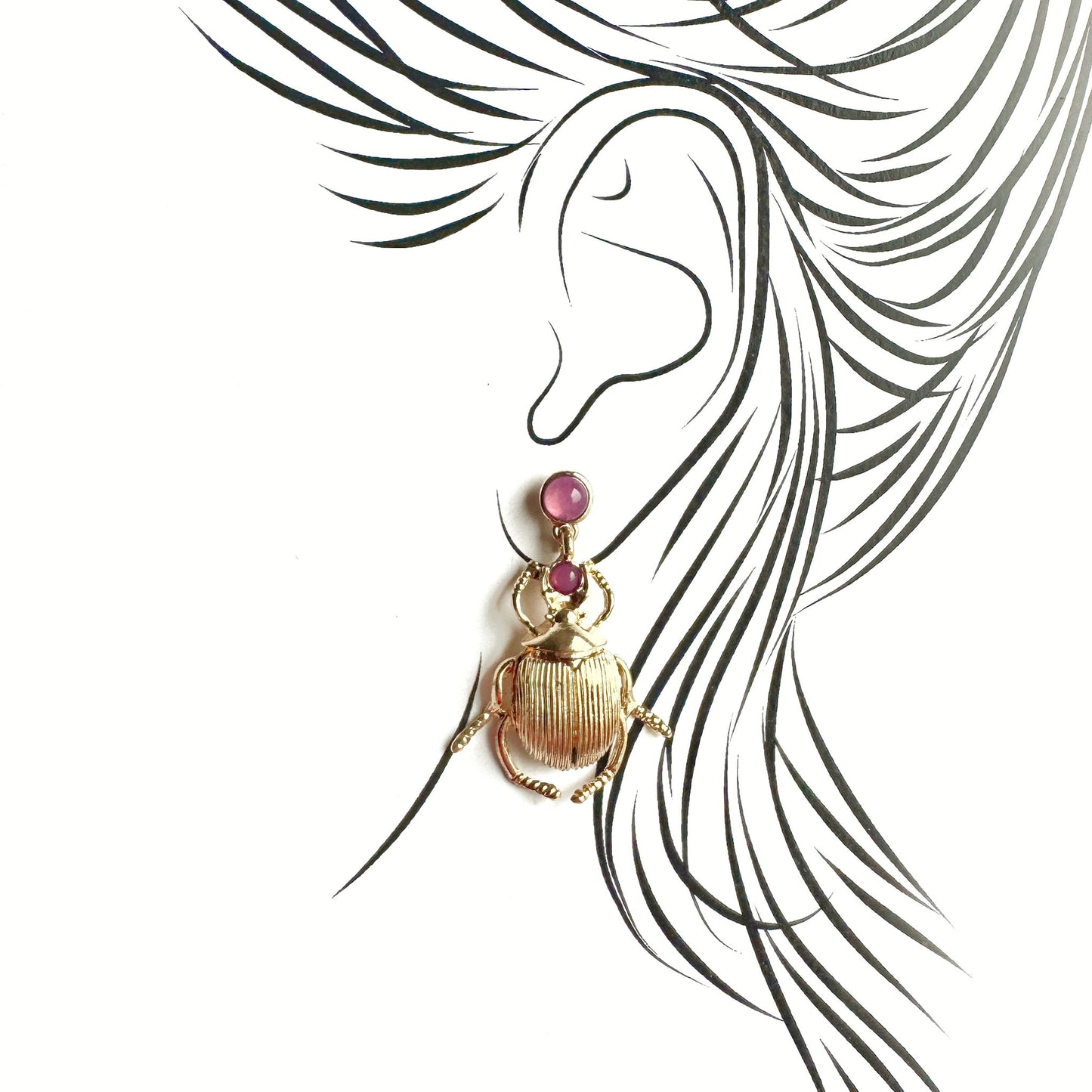 Ohrring Sonata in Käferform mit goldfarbener Struktur und farbigen Akzenten