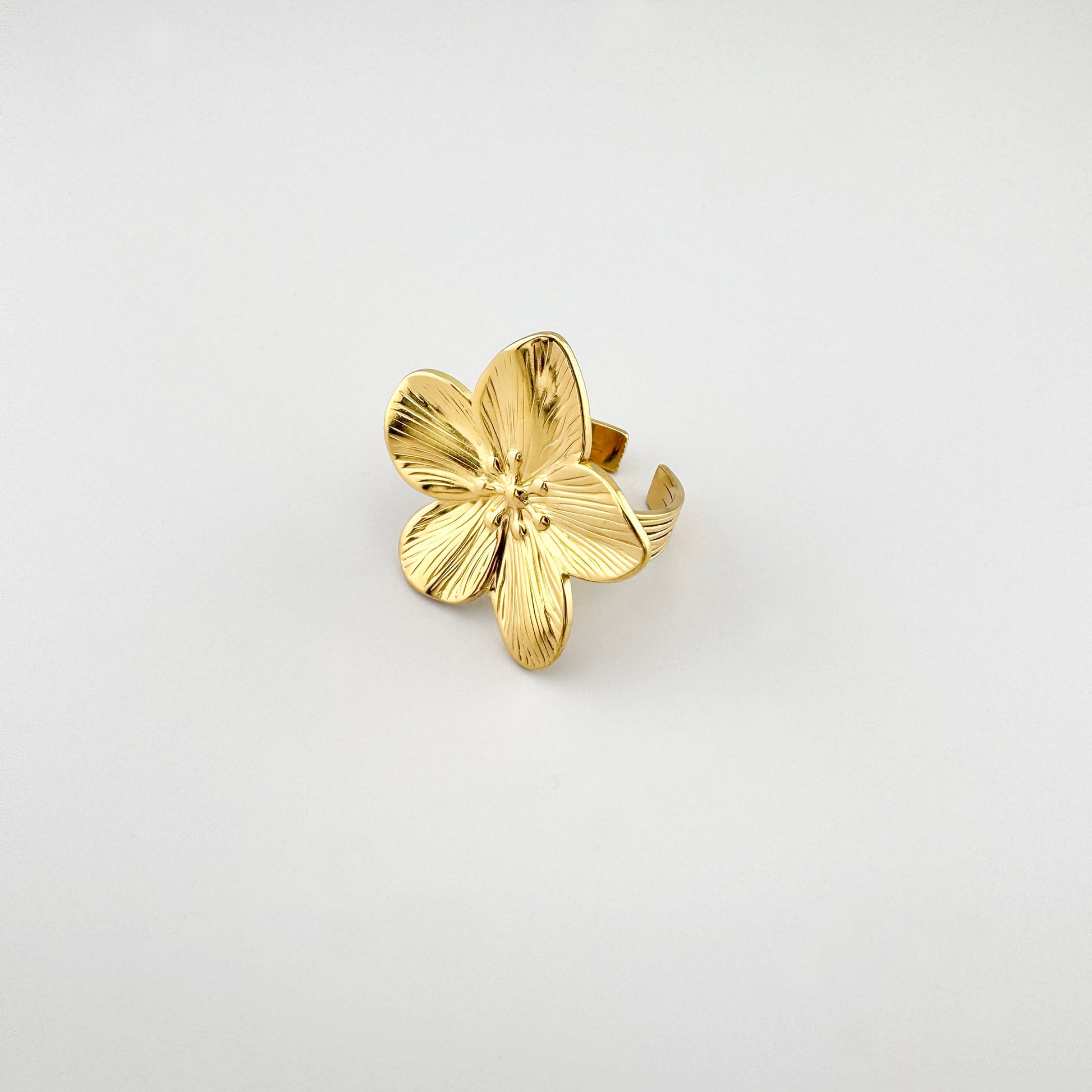 Goldener Blumenring Cannelle mit strukturierter Oberfläche und offener Form