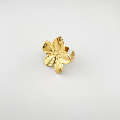 Goldener Blumenring Cannelle mit strukturierter Oberfläche und offener Form