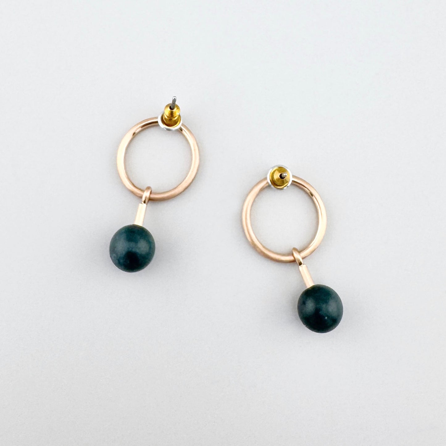 Pilgrim Creolen in Gold mit dunkelgrünem Steinanhänger, polierte Fläche mit mattem Akzent