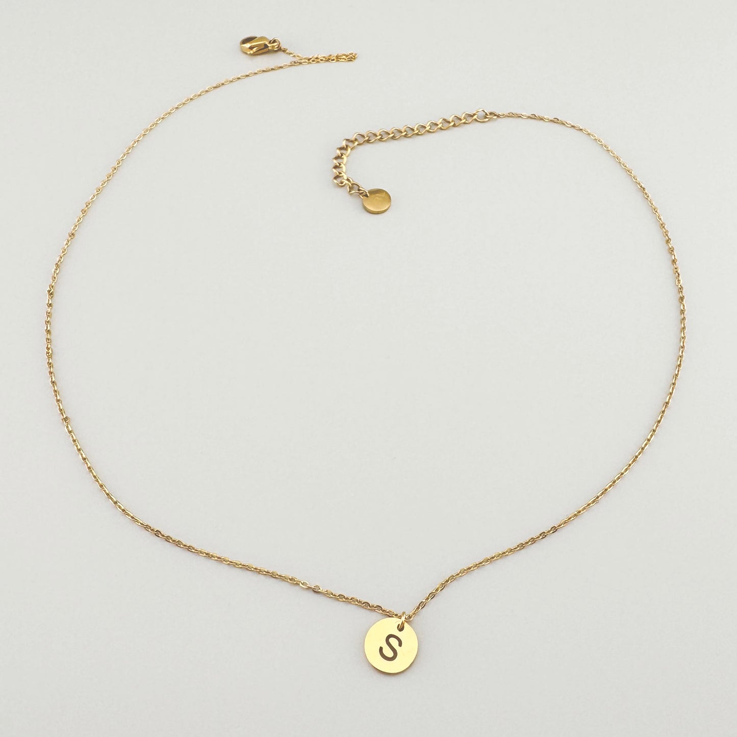 Collier IRL avec lettre S dorée sur une chaîne fine et minimaliste