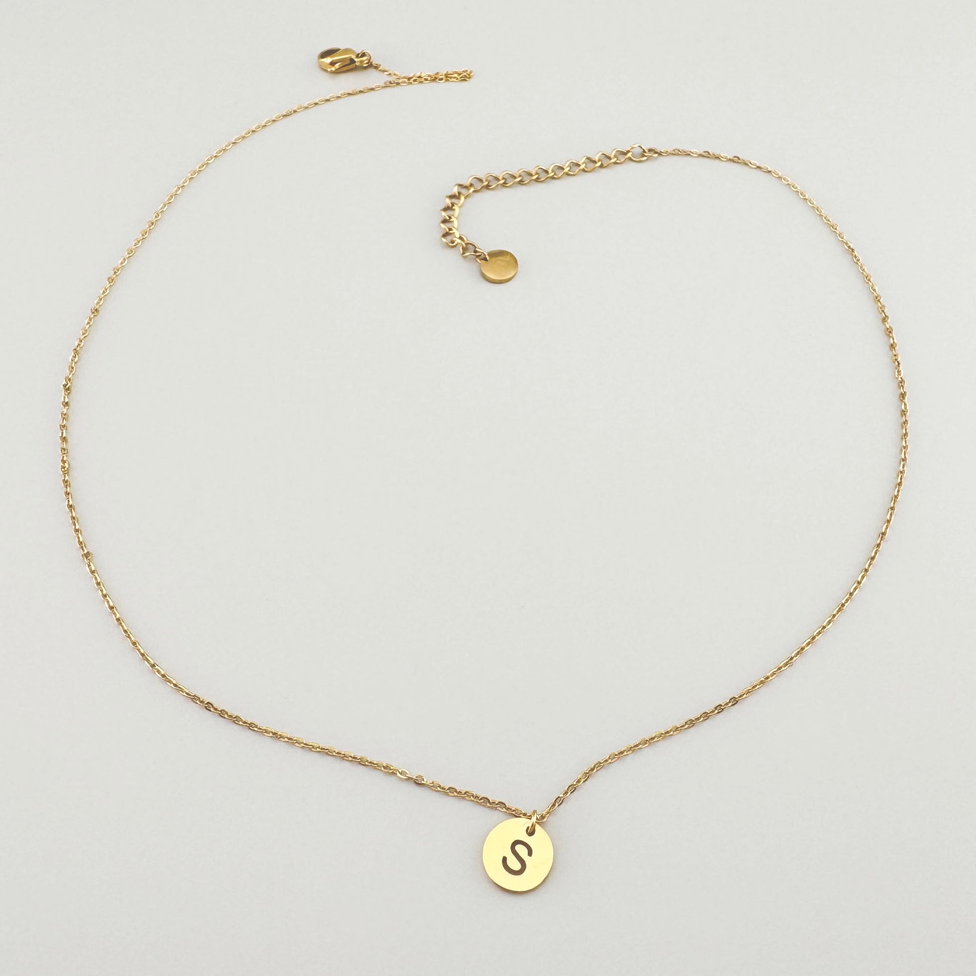 Collier IRL avec lettre S dorée sur une chaîne fine et minimaliste
