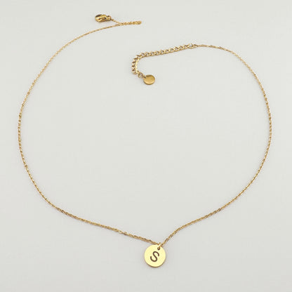 Collier IRL avec lettre S dorée sur une chaîne fine et minimaliste