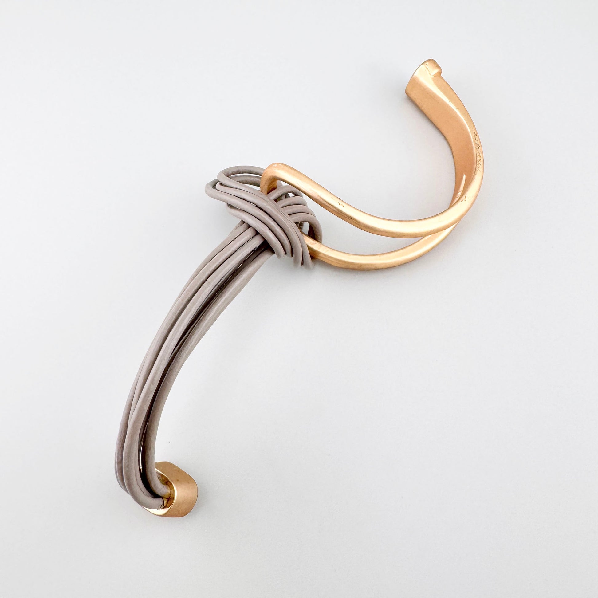 Pulsera con nudo Sonata con cordones grises mate y detalle dorado