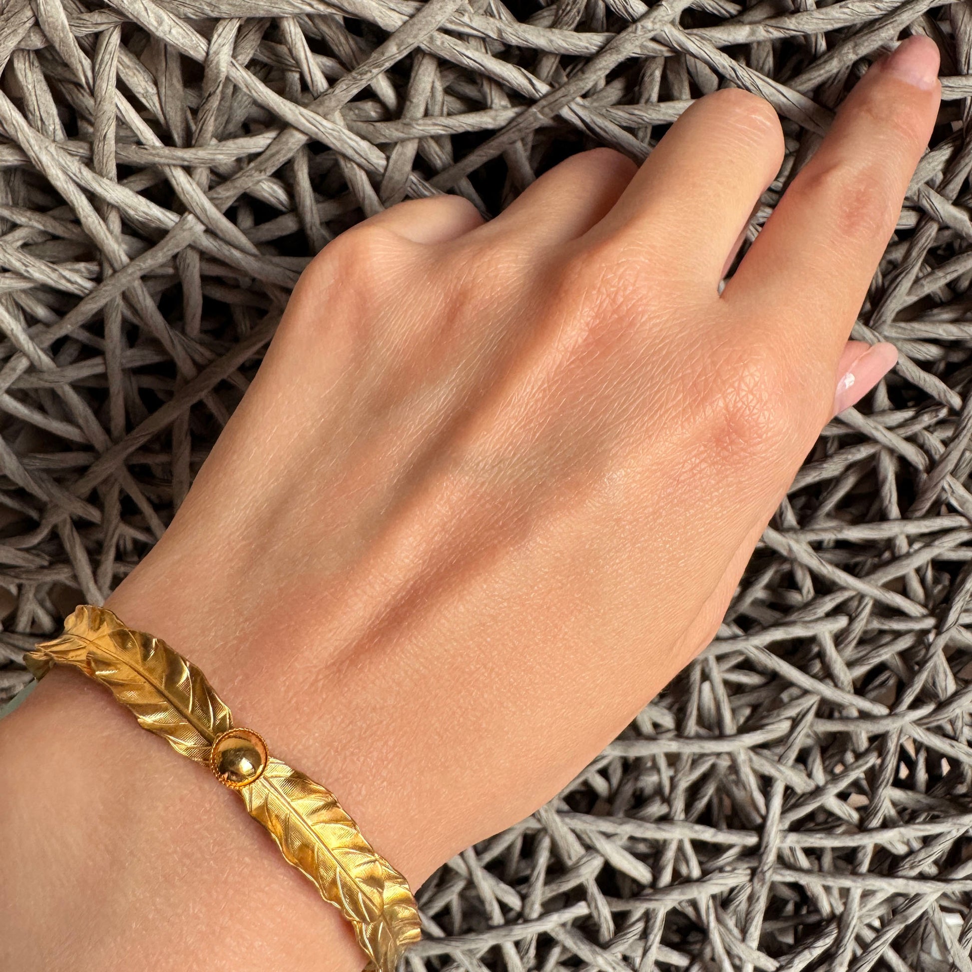 Reminiscence gold bracelet with leaf motif and antique style for elegant looks