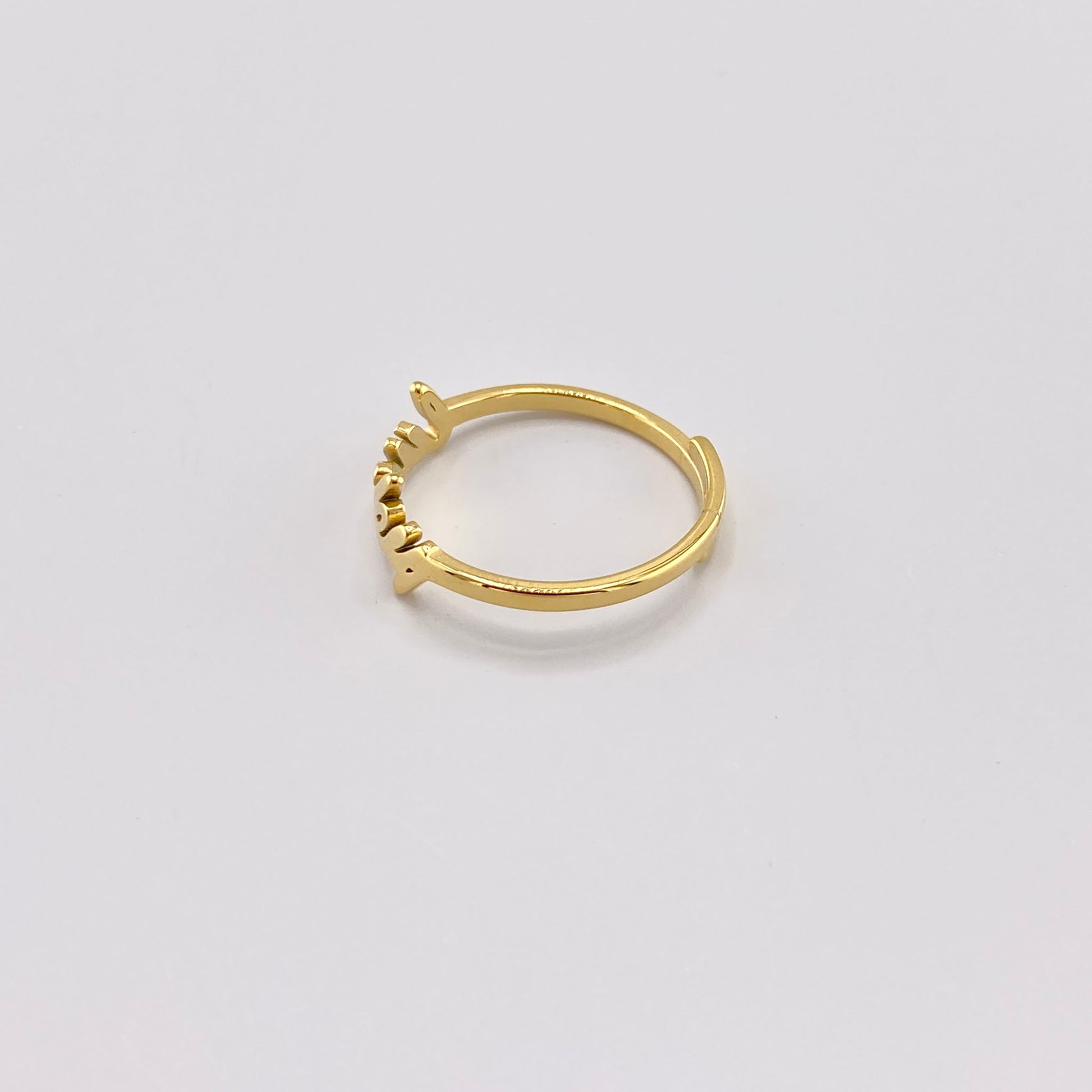 Goldener Ring IRL mit Schriftzug Lucky und offener Form