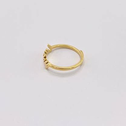 Goldener Ring IRL mit Schriftzug Lucky und offener Form