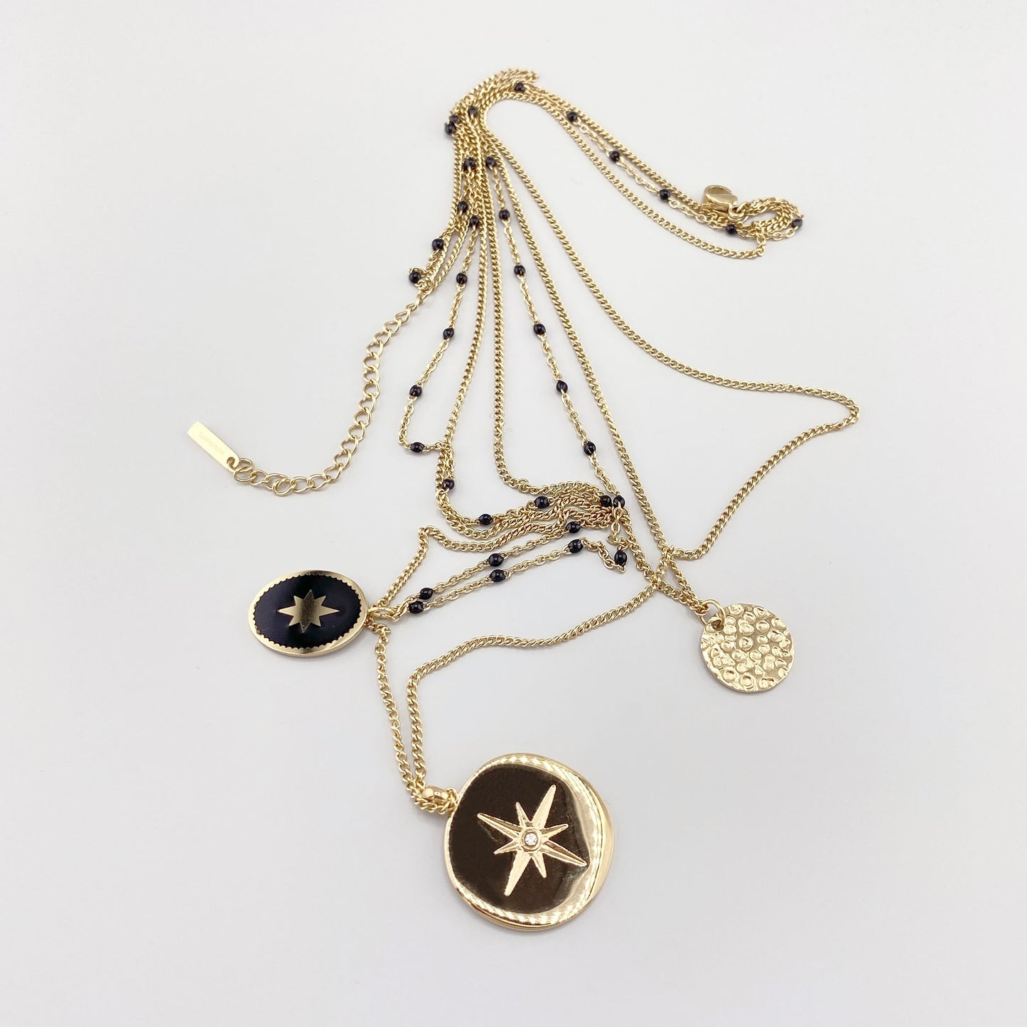 Collier IRL à trois rangs avec médaillons dorés et petites perles noires
