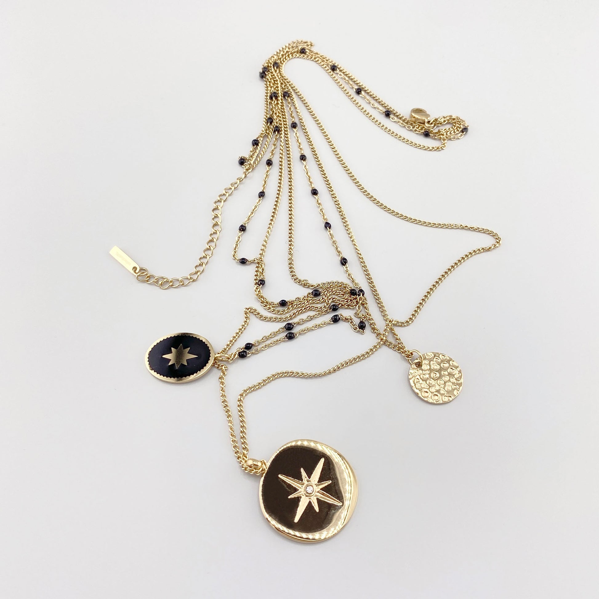 Collier IRL à trois rangs avec médaillons dorés et petites perles noires