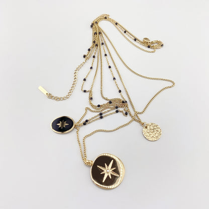 Collier IRL à trois rangs avec médaillons dorés et petites perles noires