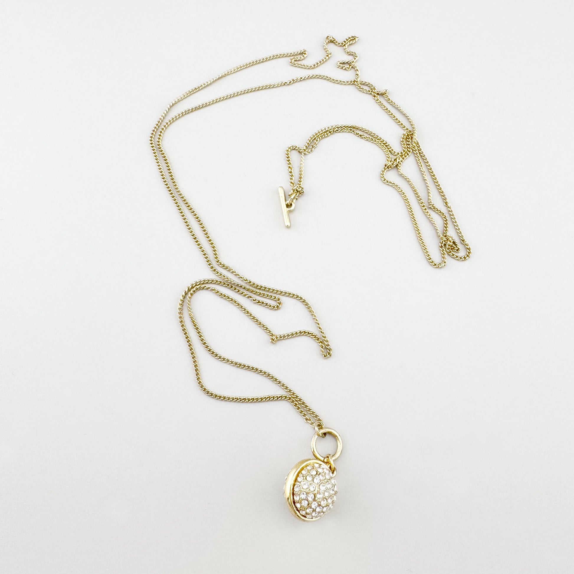 Collier Pilgrim doré avec pendentif sphérique en cristaux présenté dans son écrin
