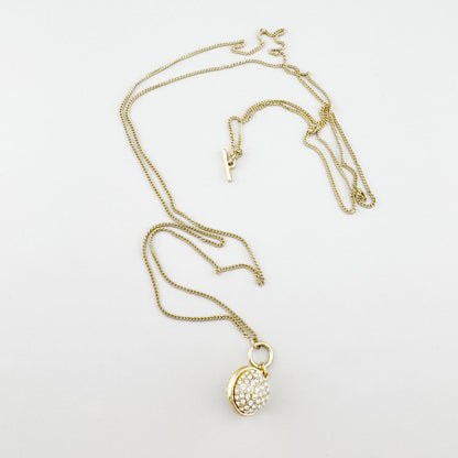 Collier Pilgrim doré avec pendentif sphérique en cristaux présenté dans son écrin