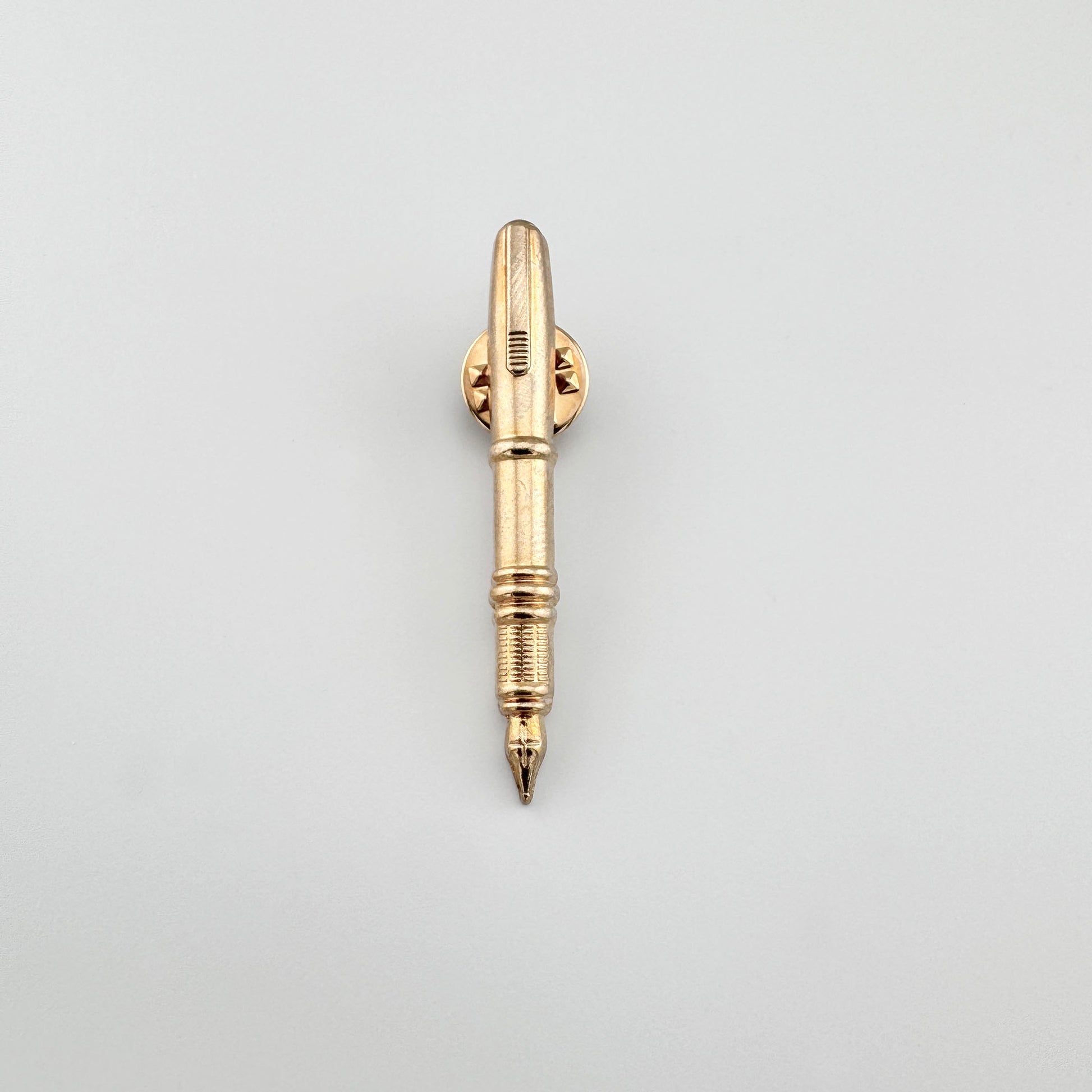Goldene Federbrosche Sonata mit schlanker Form und glänzender Oberfläche