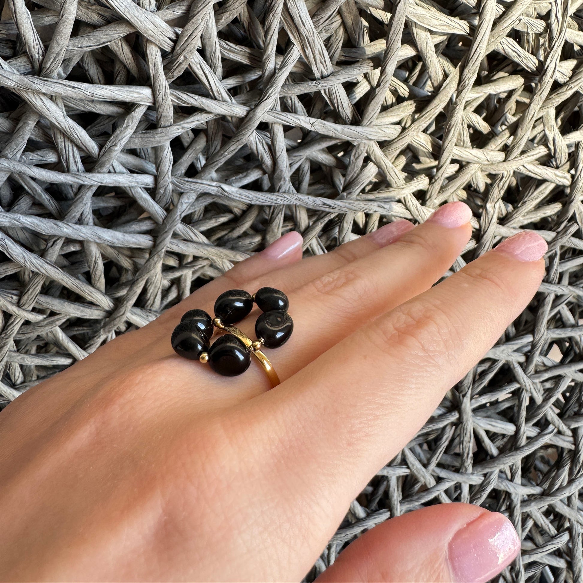 Anillo IRL con ónix natural y base chapada en oro visto desde arriba