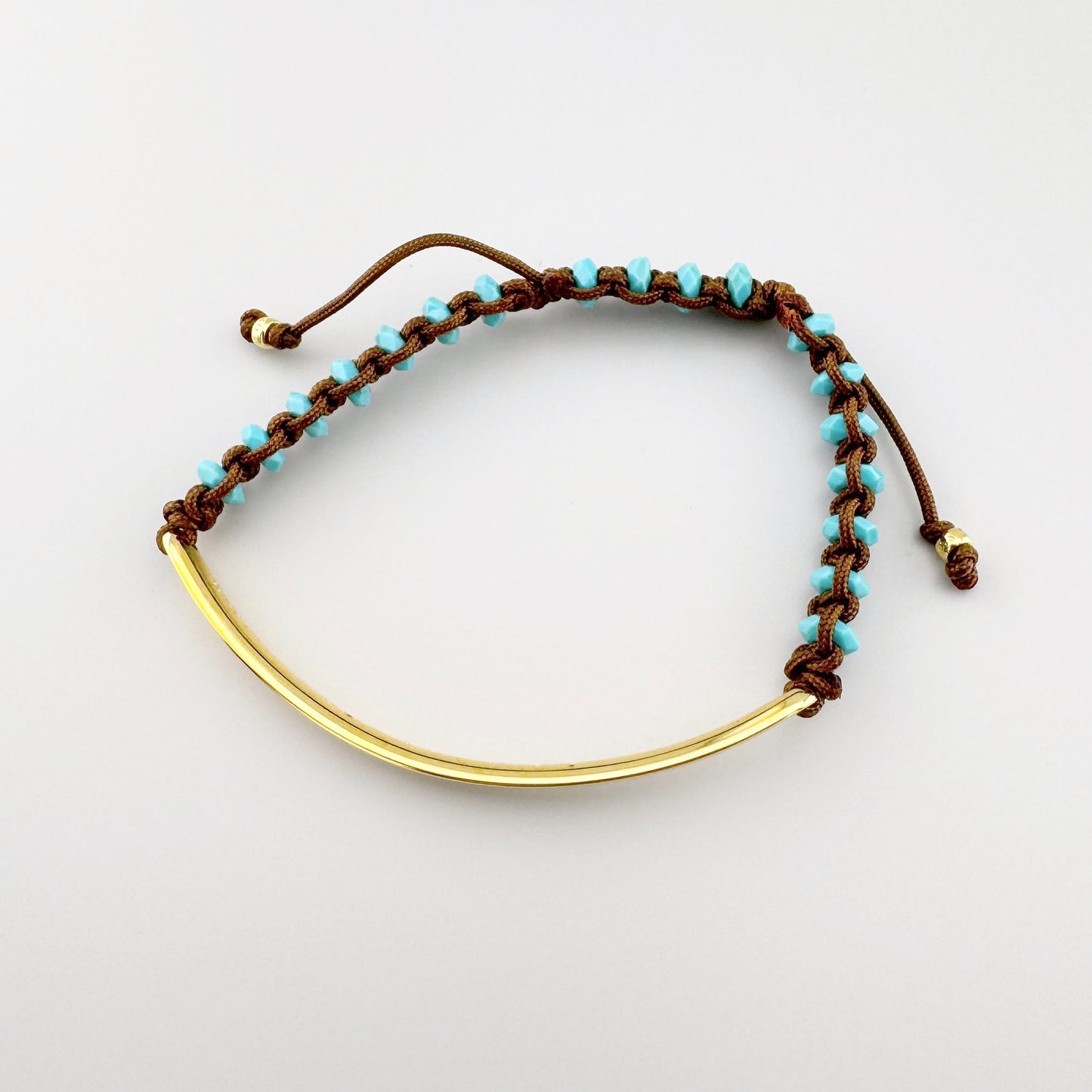 Vergoldetes Love Bridge Armband von Thomas Sabo mit Türkissteinen und verstellbarer brauner Kordel