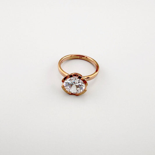 Gold-plated Thomas Sabo solitaire ring with a round zirconia shown from the side