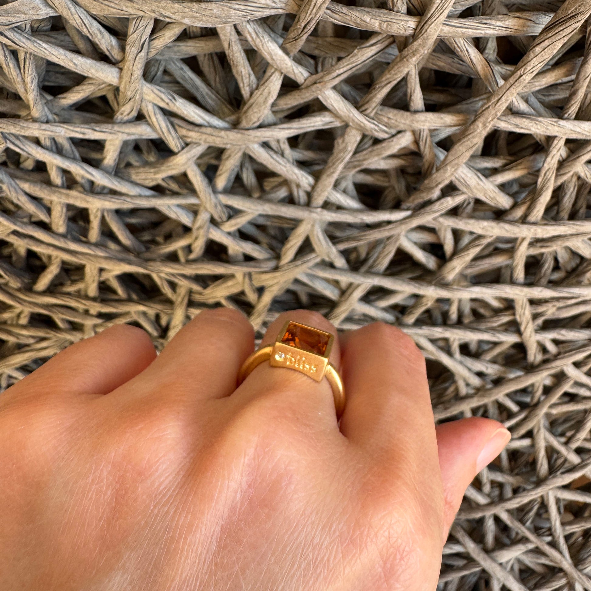 Anillo de cuarzo Bliss Gioielli en tono dorado en la mano