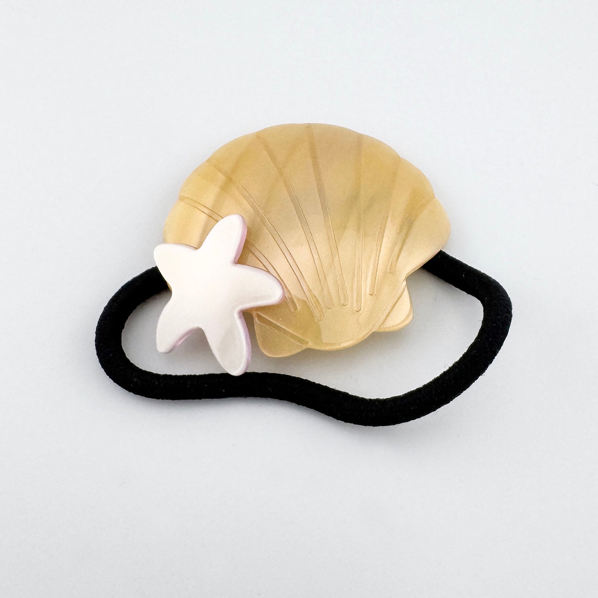 Hair tie with a gold shell and starfish detail for a summer mood