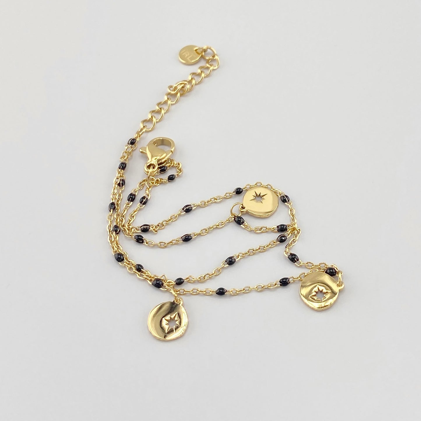 Bracelet IRL avec pendentifs étoilés dorés et fines chaînes superposées