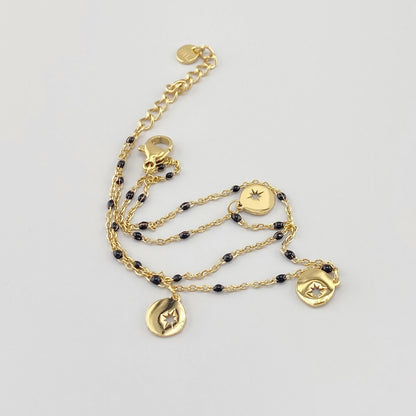 Bracelet IRL avec pendentifs étoilés dorés et fines chaînes superposées