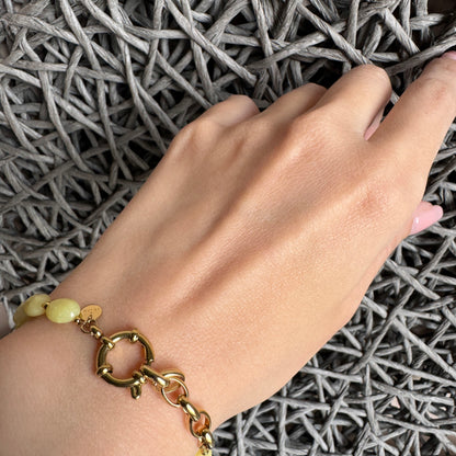 Gelbes Jade-Armband mit goldenem Toggle-Verschluss, modernes Accessoire der Marke Ikita.