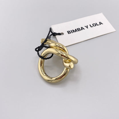Massiver Knotenring von Bimba y Lola in Goldoptik aus einer aufrechten Perspektive