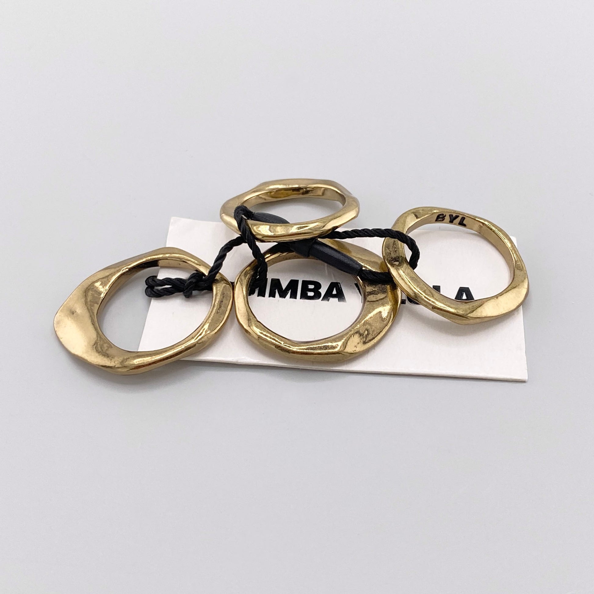 Goldfarbenes Ring-Set von Bimba y Lola mit organisch geformten, leicht gewellten Ringschienen