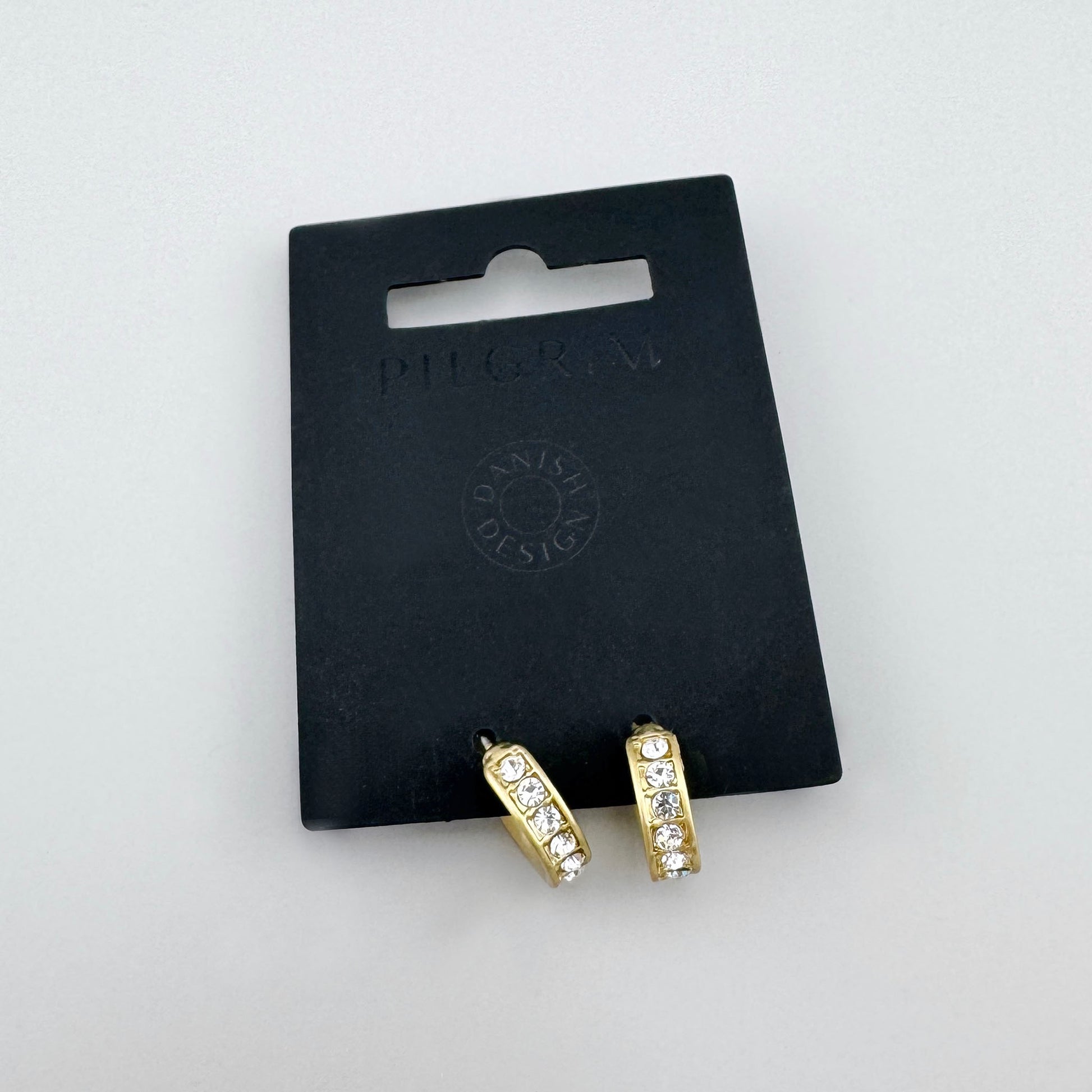 Złote kolczyki z cyrkoniami Pilgrim z satynowym wykończeniem i równą linią kamieni