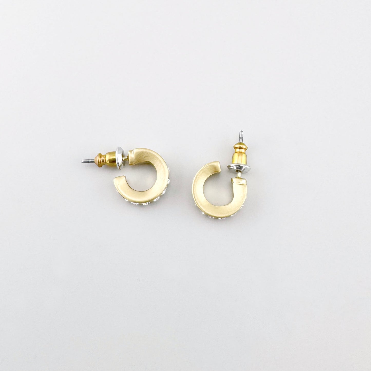 Aros dorados de Pilgrim con circonitas en línea uniforme y acabado satinado, brillo sutil