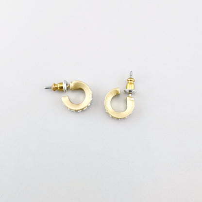 Aros dorados de Pilgrim con circonitas en línea uniforme y acabado satinado, brillo sutil