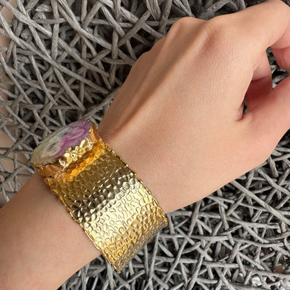 Bracelet doré avec tourmaline aux nuances pastel et surface martelée