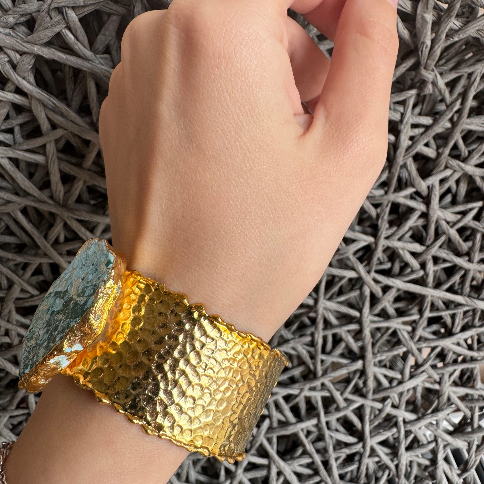 Breites Armreif aus Gold mit Türkisstein und gehämmerter Oberfläche