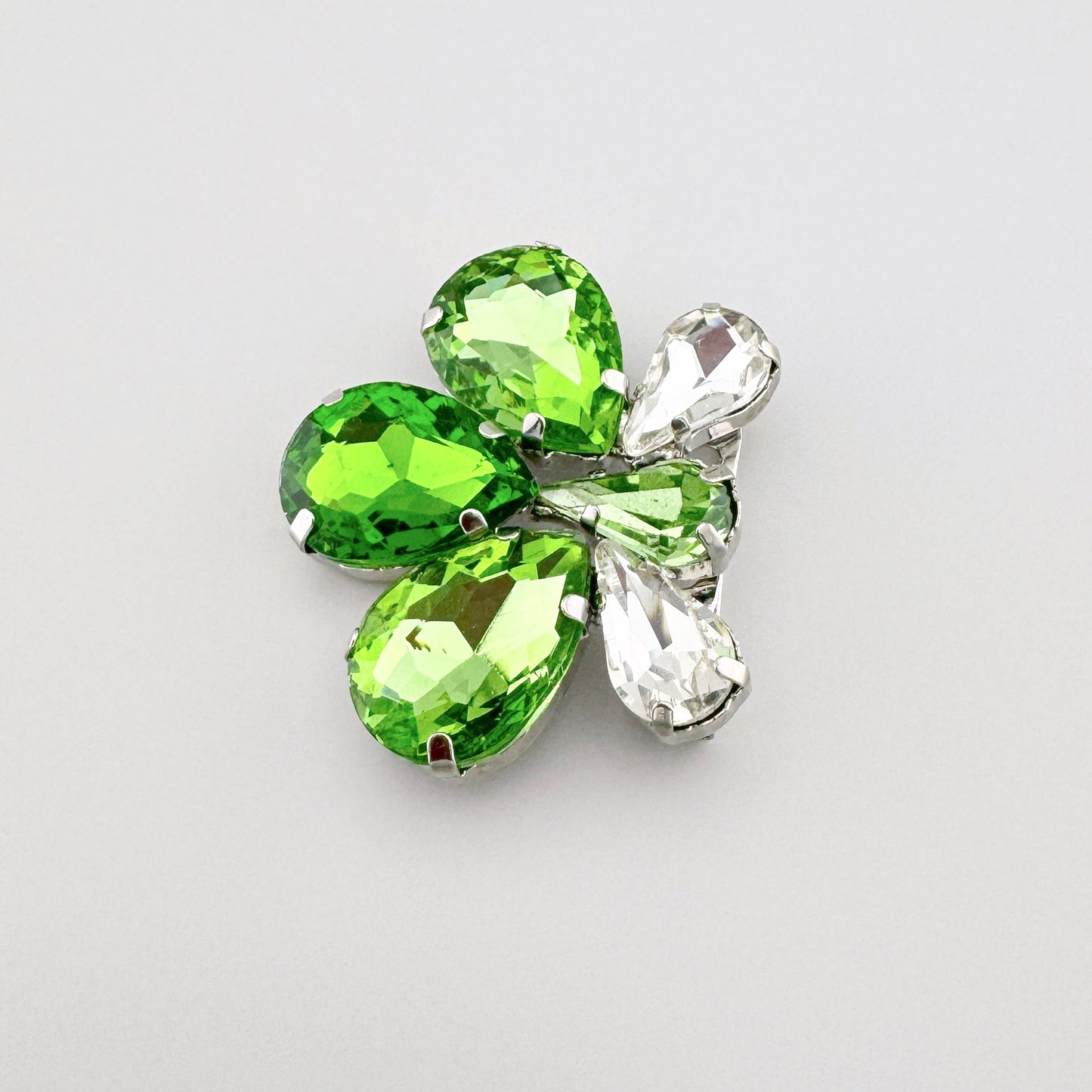Broche fleur Sonata avec cristaux verts intenses et éclat transparent