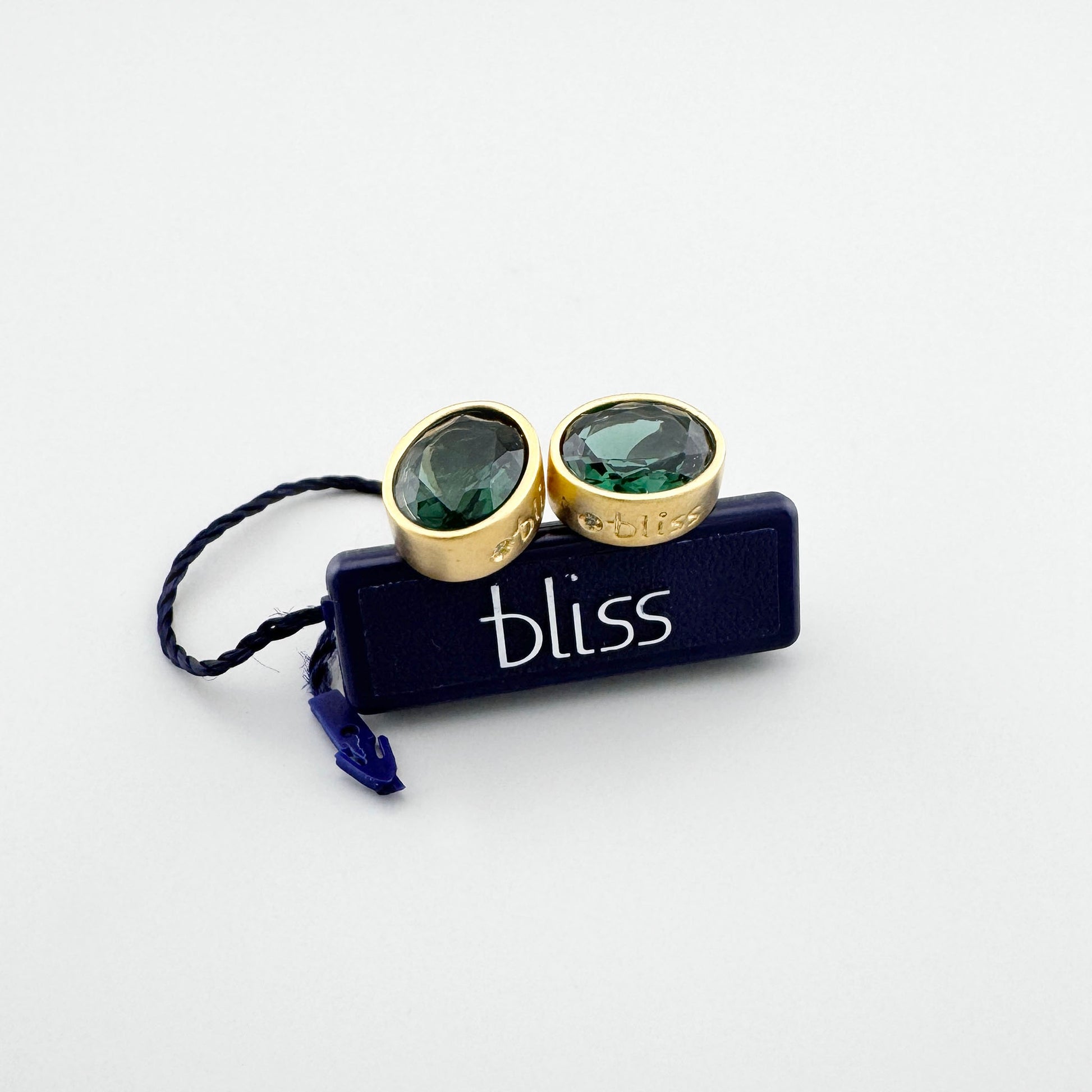 Pendientes con cuarzo verde en montura dorada vistos de frente