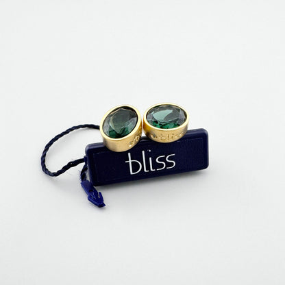 Pendientes con cuarzo verde en montura dorada vistos de frente