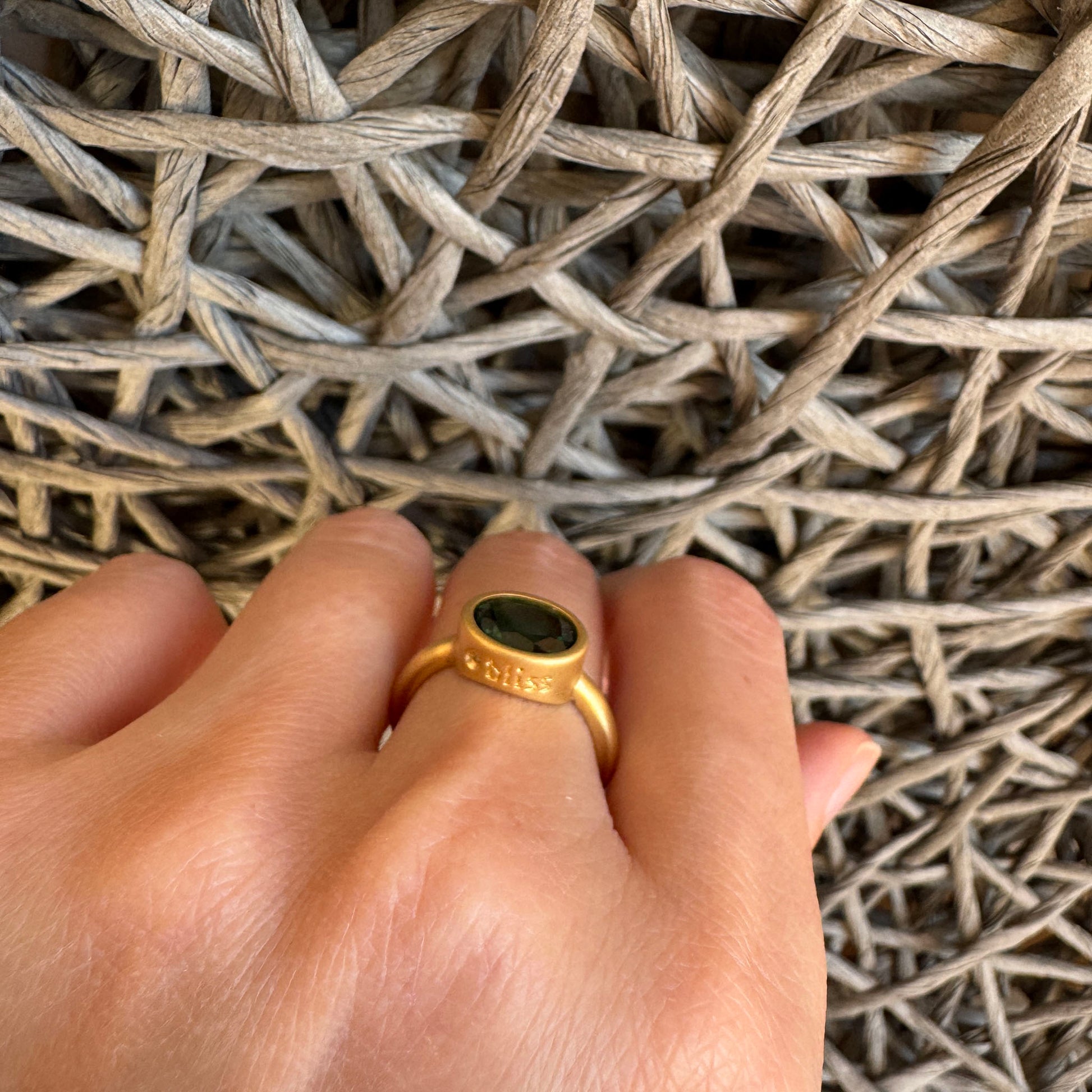 Ring mit grünem Quarz Bliss Gioielli als detailreiche Nahaufnahme am Finger