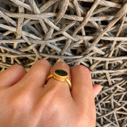 Ring mit grünem Quarz Bliss Gioielli als detailreiche Nahaufnahme am Finger