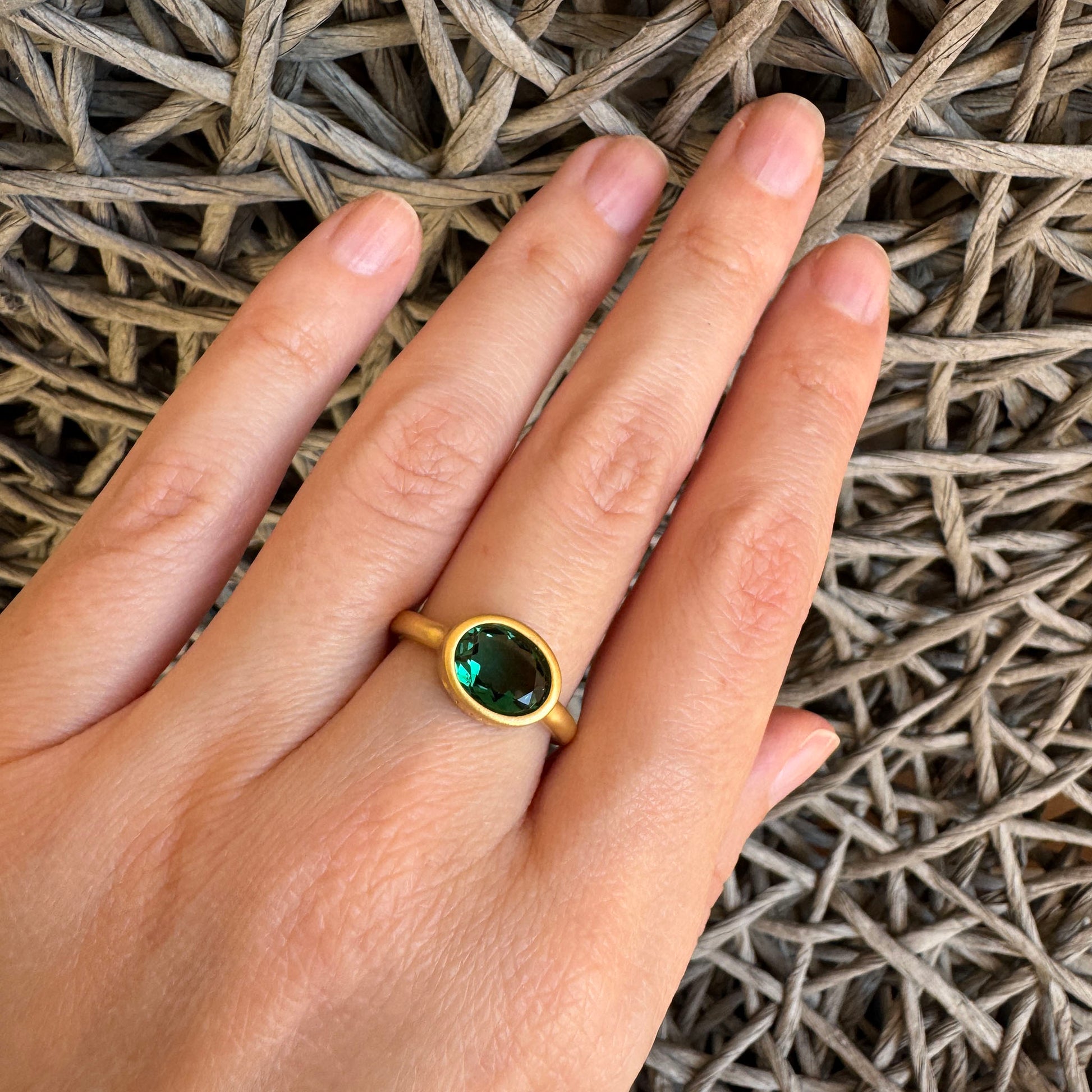 Green quartz ring Bliss Gioielli worn on hand with soft gold contrast