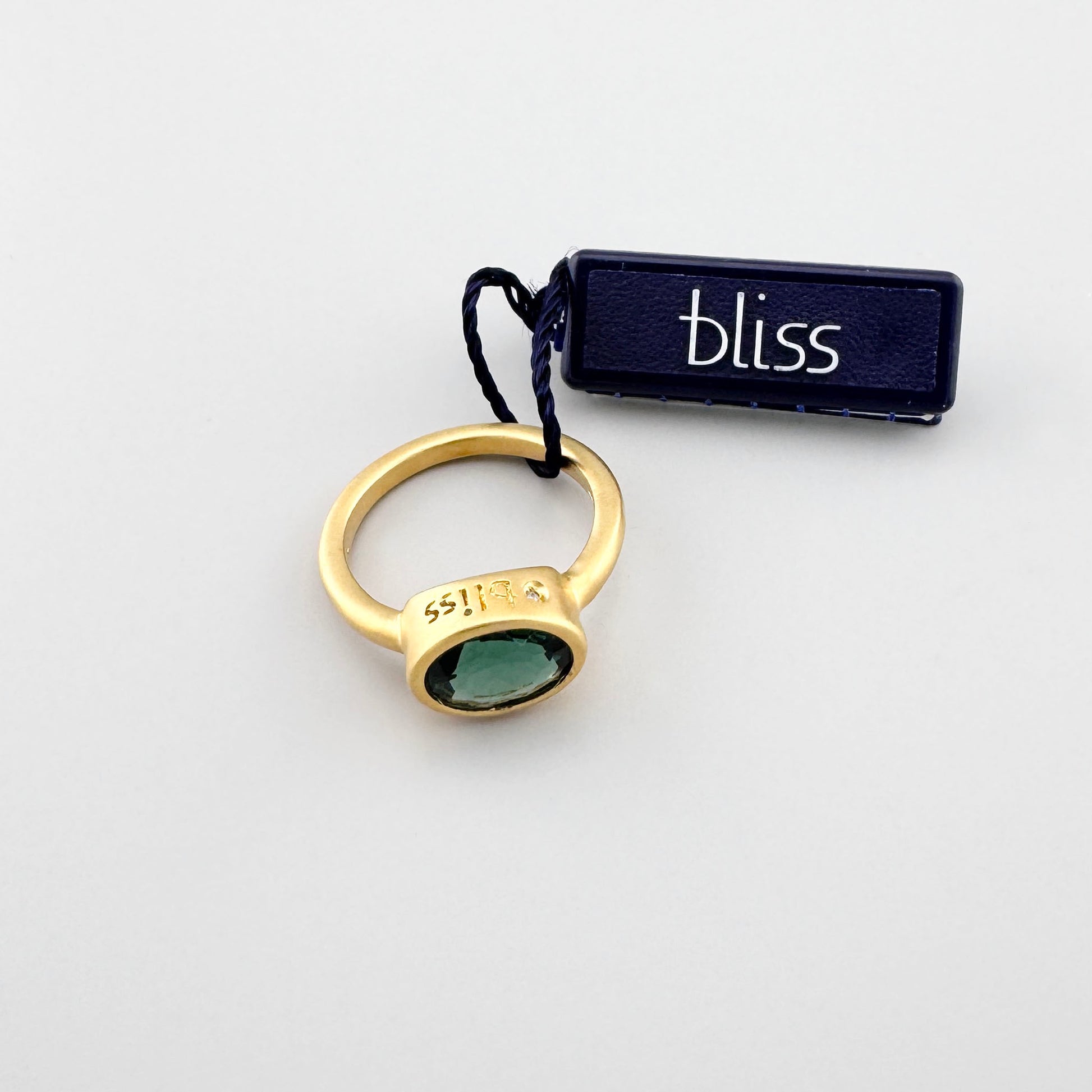 Anillo con cuarzo verde Bliss Gioielli visto de perfil sobre fondo claro