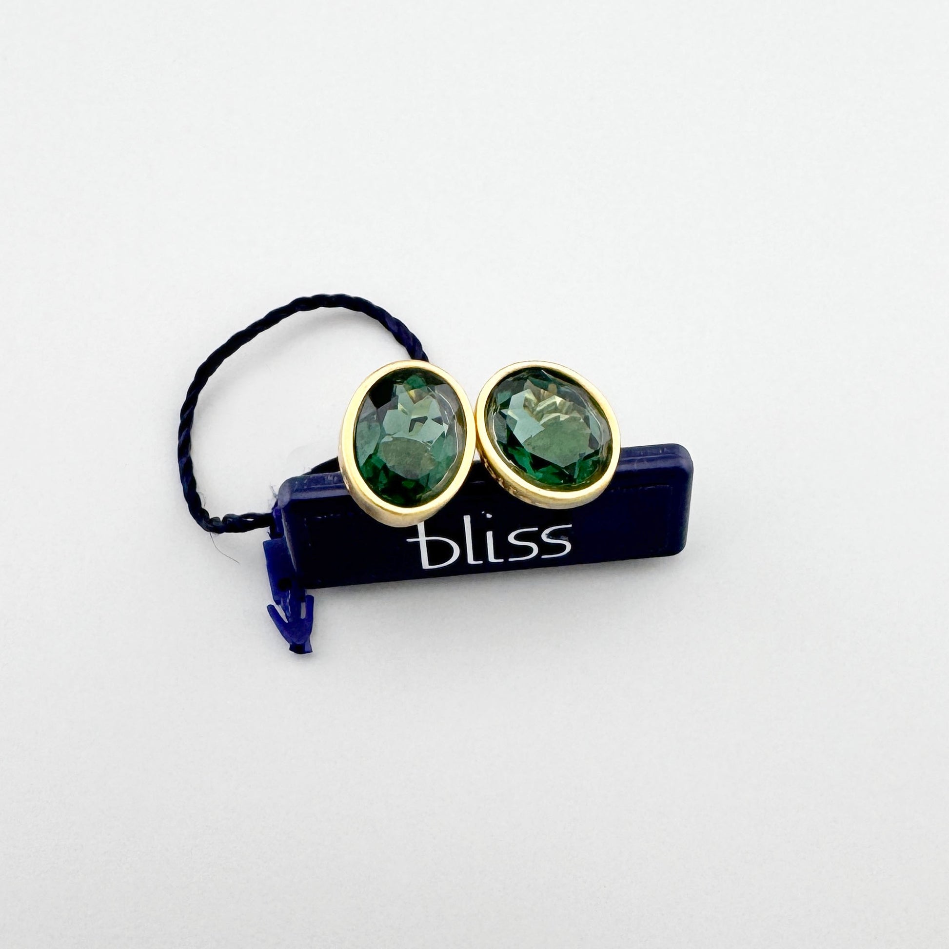 Kolczyki z zielonym kwarcem Bliss w złoconej oprawie na jasnym tle