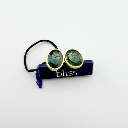 Kolczyki z zielonym kwarcem Bliss w złoconej oprawie na jasnym tle