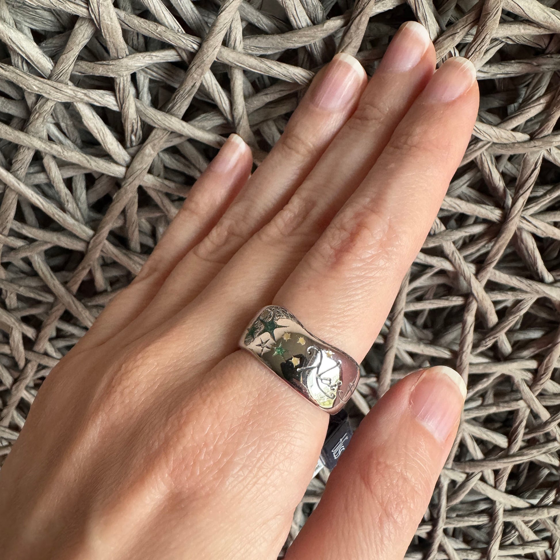 Ring mit grünen Sternen Bliss Gioielli am Finger mit breiter Form