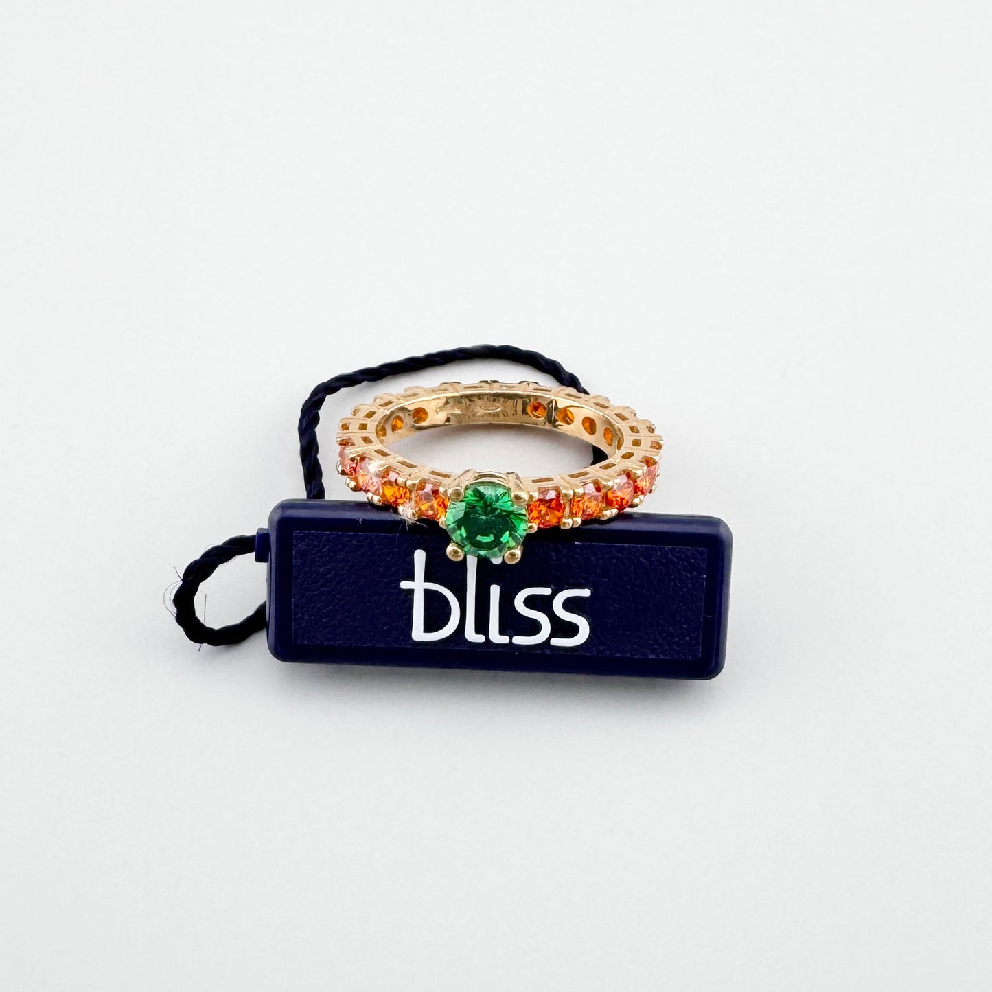 Pierścionek z zielonym kamieniem Bliss Gioielli na białym tle