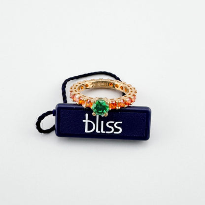 Pierścionek z zielonym kamieniem Bliss Gioielli na białym tle