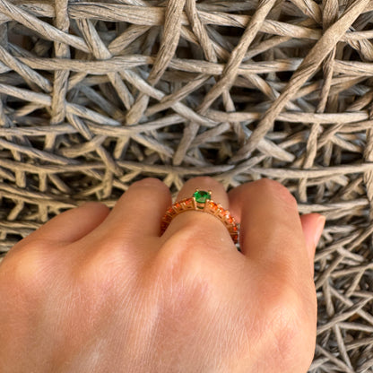 Ring mit grünem Stein Bliss Gioielli am Finger getragen